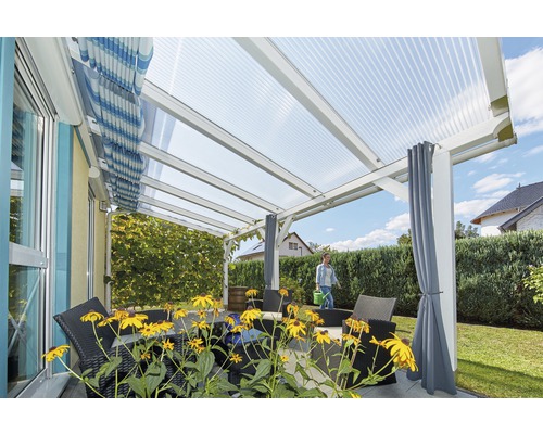 Terrasse mit Überdachung, Sonnenschutz und Gartenmöbeln