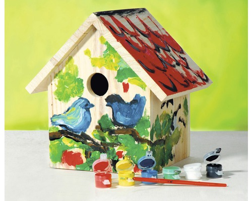 Bemaltes Vogelhaus aus Holz mit Farben und Pinsel