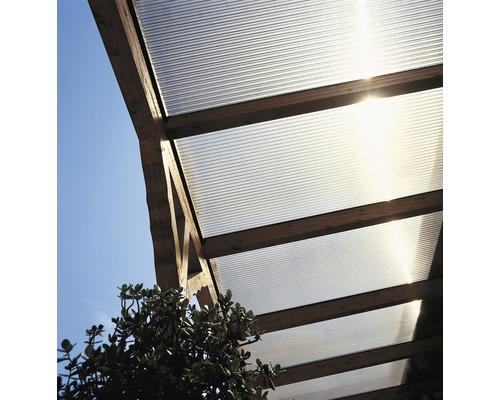 Überdachung mit lichtdurchlässigen Wellplatten und Holzkonstruktion