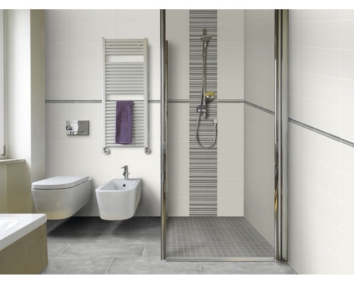 Modernes Badezimmer mit Toilette, Bidet, Handtuchwärmer und Dusche