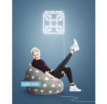 Frau sitzt in einem grauen Sitzsack mit Sternenmuster unter einem ''Sitting Point'' Logo