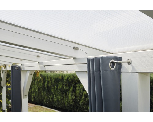 Detailansicht eines Pavillons mit grauen Vorhängen