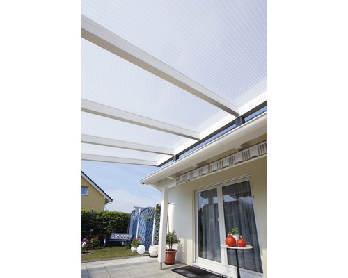 Terrassenüberdachung aus Kunststoffplatten und Aluminiumrahmen auf einer Terrasse