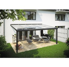 Terrasse mit Terrassenüberdachung, Sitzmöbeln und Grill