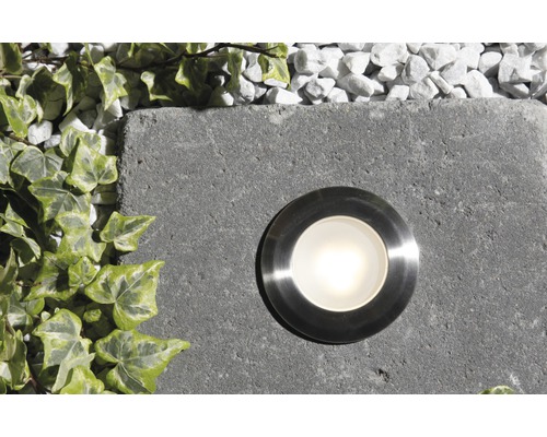 Bodeneinbaustrahler auf Steinplatte mit Kieselsteinen und Efeu