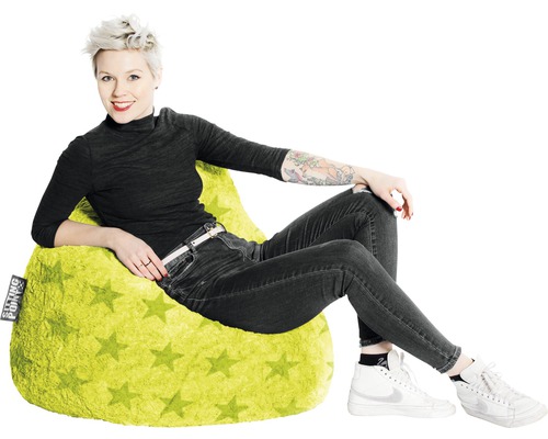 Frau sitzt in einem hellgrünen Sitzsack mit Sternmuster