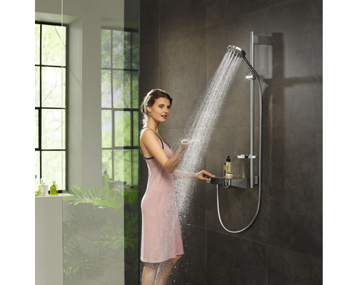 Frau unter einer Duschgarnitur mit Handbrause und Ablage im Badezimmer