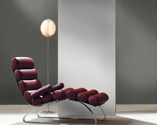 Szene mit Sessel im Rollendesign und Stehlampe