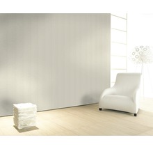 Heller Raum mit Sessel, Beistelltisch und Stehlampe