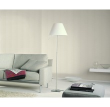 Wohnzimmer mit Sofa, Stehlampe und Dekorationen.