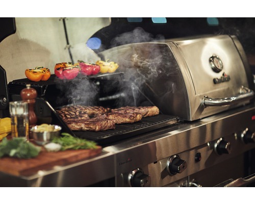 Grill mit Steaks und Paprika auf dem Rost