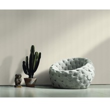 Szene mit Sessel, Kaktus im Topf und Dekorationsfigur
