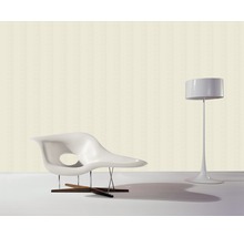 Szene mit einem weißen Sessel und einer Stehlampe