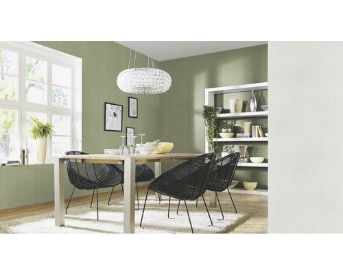 Esszimmer mit Esstisch, Stühlen, Lampe und Regal