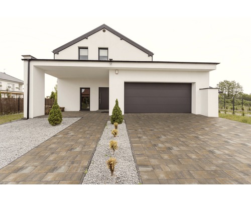 Einfamilienhaus mit gepflasterter Einfahrt und Garage