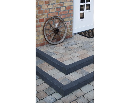 Eingangsbereich mit Pflastersteinen und Stufen