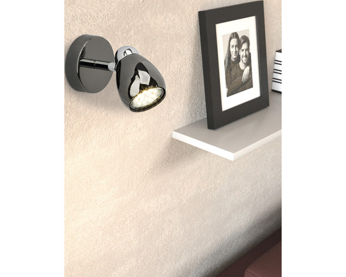 Wandleuchte mit LED-Technik neben einem Regal an der Wand