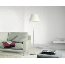 Wohnzimmer mit Couch, Stehlampe und gemusterter Tapete