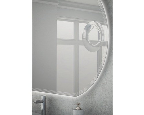 Detailaufnahme eines Spiegels mit Beleuchtung im Badezimmer