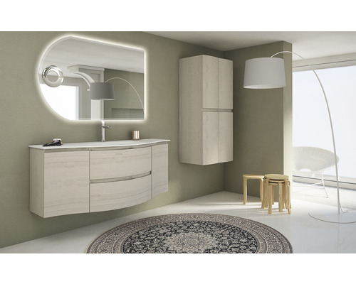 Helles Badezimmer mit Waschtisch, beleuchtetem Spiegel, Hängeschrank, Stehlampe und Teppich
