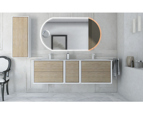 Badezimmer mit Waschtischunterschrank, Spiegelschrank und beleuchtetem Spiegel