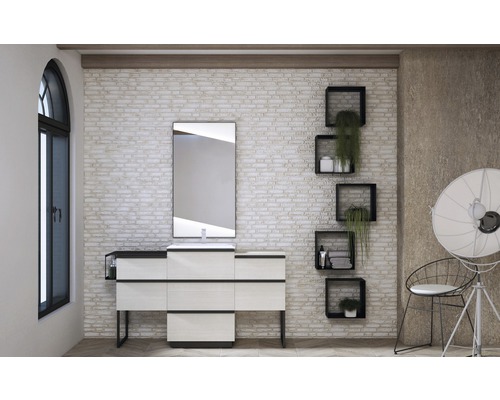 Badezimmer mit Waschbeckenunterschrank, Spiegel, Wandregalen und Stuhl