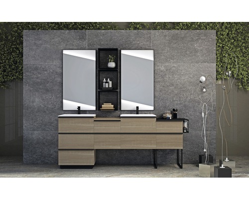 Badezimmer mit Waschtisch, Spiegeln und Ablageregal vor einer grauen Wand