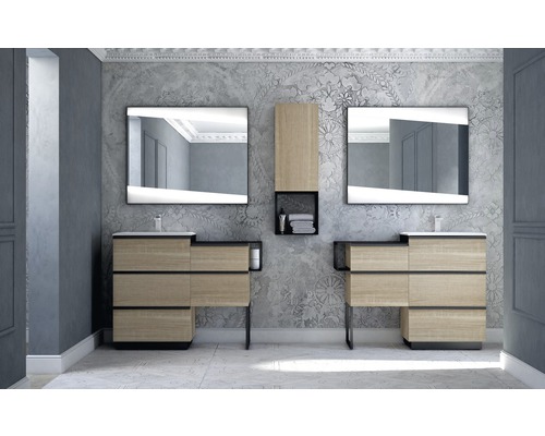 Helles Badezimmer mit zwei Waschtischen, Spiegeln und einem Hochschrank für zusätzlichen Stauraum.