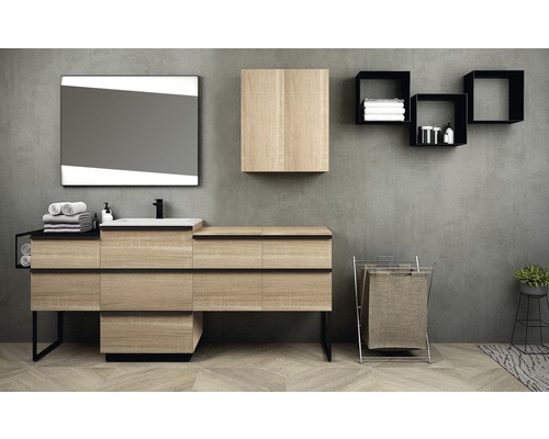 Modernes Badezimmer mit Waschtisch, Spiegel und Aufbewahrungslösungen.