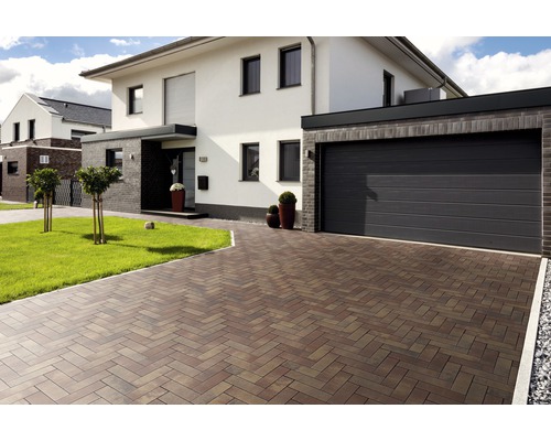 Einfamilienhaus mit gepflasterter Einfahrt im Fischgrätmuster