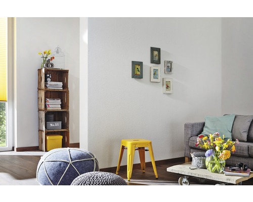 Wohnzimmer mit Sofa, Tisch, Hocker und Dekorationen