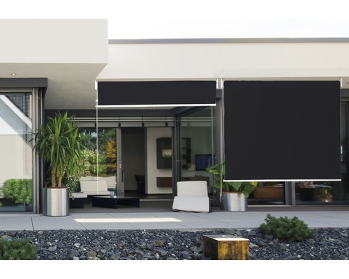 Terrasse mit zwei schwarzen Sonnenschutzrollos