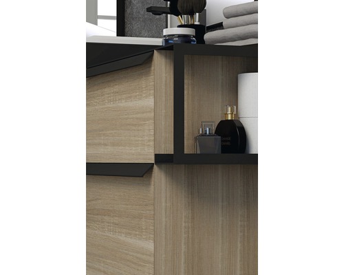 Detailaufnahme eines Badezimmerschranks mit Holzdekor und schwarzen Akzenten, inklusive Ablagefläche für Badutensilien