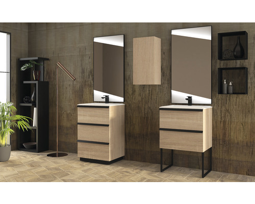 Badezimmer mit Waschtischen, Spiegeln und Regalen in hellem Holzdekor