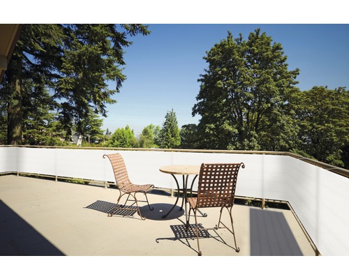 Balkonsichtschutz cremeweiß 90x500 cm Sonniger Balkon mit Sichtschutz, Tisch und Stühlen