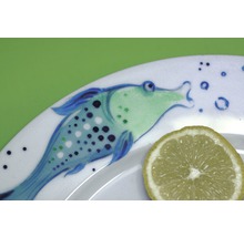 Teller mit Fischmotiv und Zitronenscheibe