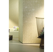 Dekoratives Interieur mit gemusterter Tapete, Sitzgelegenheit und Wohnaccessoires für ein stilvolles Ambiente.