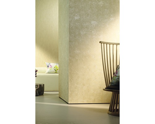 Dekoratives Interieur mit gemusterter Tapete, Sitzgelegenheit und Wohnaccessoires für ein stilvolles Ambiente.