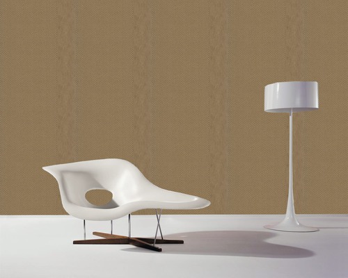 Raumansicht mit gemusterter Tapete, Sessel und Stehlampe