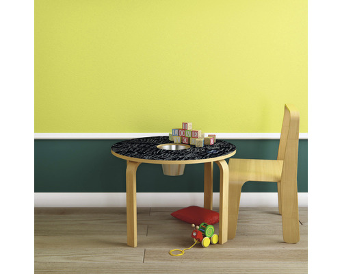 Kindersitzgruppe mit rundem Tisch, Stuhl, Spielzeugwürfeln und Spielzeugzug im Kinderzimmer
