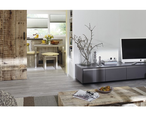 Wohnzimmer mit Holztisch, TV-Möbeln und Holztür