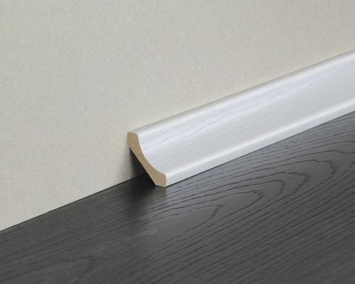 Sockelleiste aus Holz an einer Wand