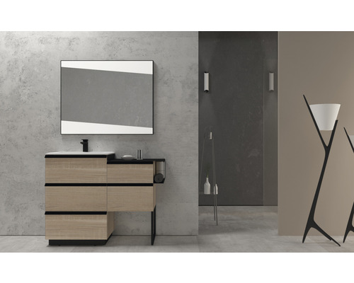 Badezimmer mit Waschtischunterschrank, Spiegel, Armatur und Accessoires vor grauer Wand