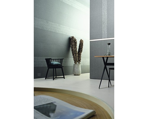 Interieuransicht mit grauer Tapete mit Streifenmuster, Stuhl und Tisch