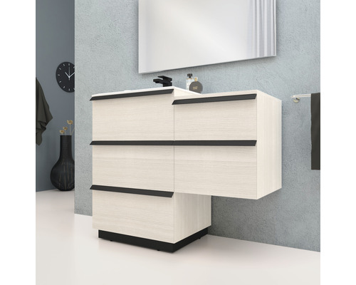 Waschtischunterschrank mit Schubladen, Spiegel und Accessoires in einem Badezimmer.