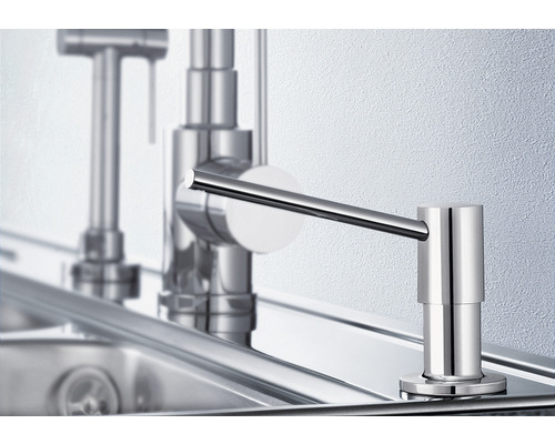 Spülmittelspender aus Metall auf einer Spüle