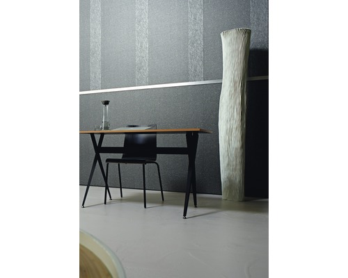 Dekoratives Interieur mit strukturierten Tapeten, Tisch, Stuhl und Vase