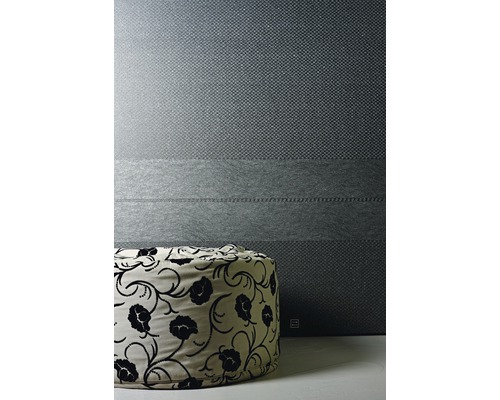 Gemusterte Tapete mit Sitzhocker