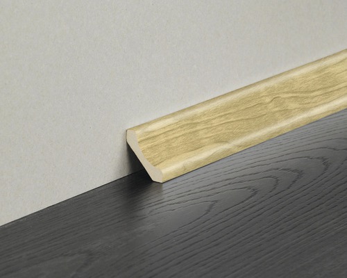 Sockelleiste aus Holz an Wand und Boden
