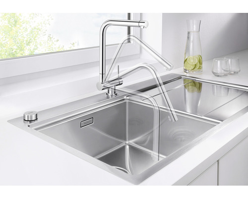Spüle aus Edelstahl mit schwenkbarem Wasserhahn